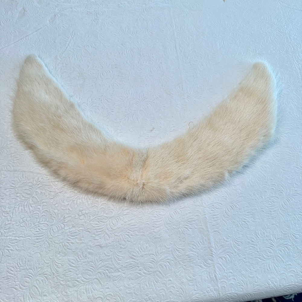 White Fur Collar 22" x 4"